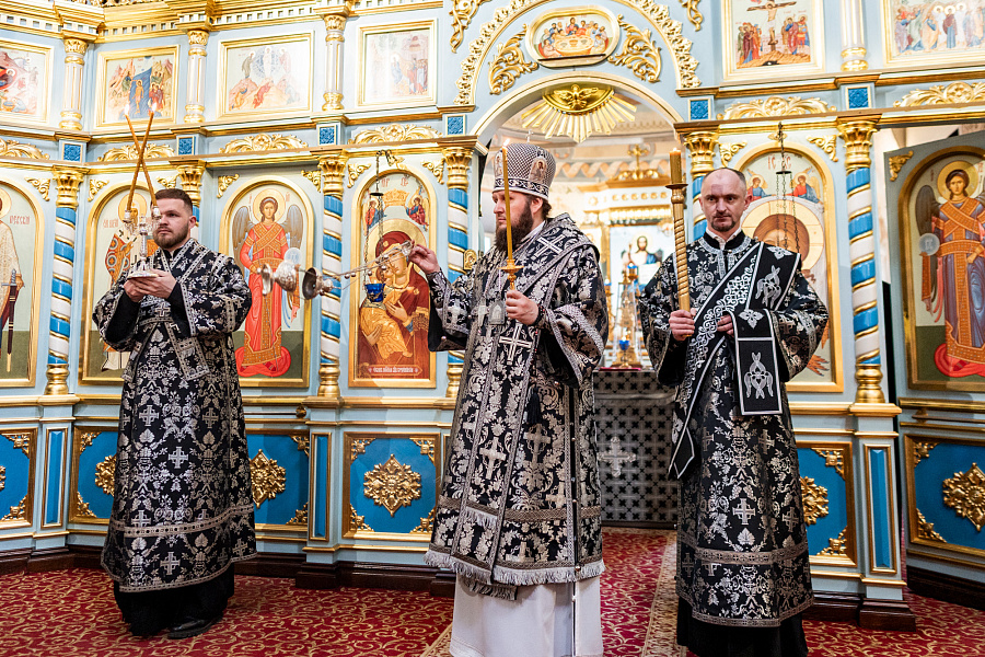Вечерня с чтением акафиста Страстям Христовым во Владимирском храме посёлка Красково г.о. Люберцы